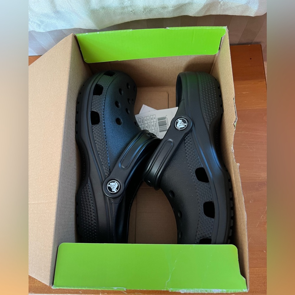 NWT CROCS Black Classic Mules Comfortable Clogs. Men’s size 5. Women’s Size 7.